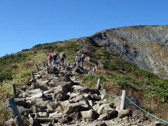 ９：３０　トレッキング開始

山荘から八方池は片道１時間くらい

右の直登コースは石がゴロゴロ、白馬三山ビュー
左の迂回コースは整備された木道、五竜ビュー

登りは直登、下りは迂回コースがおすすめです

