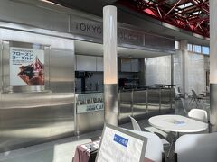 東京・日の出桟橋「日の出客船ターミナル」

【TOKYO CRUISE CAFE（トウキョウクルーズカフェ）】の写真。

休業中です。目の前にトイレがあります。