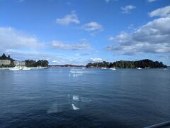 船内放送を聞きながら松島湾を巡ります。お天気にも恵まれて気持ちのいいクルーズを楽しむことができました。
