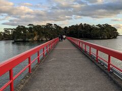 お腹もいっぱいになったので松島を散策します。
赤い福浦橋を渡って福浦島へ渡ります。