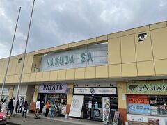 首都高を抜けて東北自動車道に出ました！！
まずは蓮田サービスエリアに寄ってお昼ご飯にしましょう！！