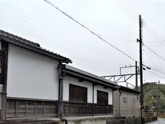 「少し雨が降っていますが、昨日のゴール地点 武佐駅より出発です。」8:30出発。
この先十字路を左折して「武佐踏切」を渡ります。