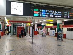 おはようございます。京浜急行に揺られ、羽田空港第1・第2ターミナル駅にやって来ました。本日も第1旅客ターミナルビルを目指します。