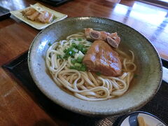 炙りソーキの沖縄そば。
しっかりしたお肉の存在。

スープはあっさり鰹だし。
