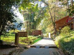 食後は天游峰景区へ。天気も良くて観光客も多い。遊歩道は秋の匂いがして気持ちが良い。