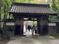 山門で一礼してお邪魔いたします。
こちらで夜に開催される「竹灯りの香積寺」は１１月２８日までの土日１８時から２０時４５分。注、２３日祝日はナシ。