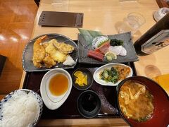 アベノアポロビルの地下にあるニュースイコデンでさしみ天ぷら定食です