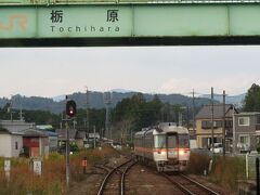 栃原駅で下り列車のワイドビュー南紀5号が通過