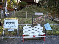 大井川鉄道の奥大井湖上駅です。ハート形のベンチとハート形の南京錠が掛けられるスペースがあります。
