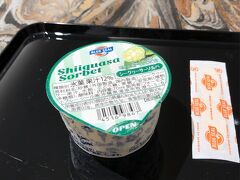 食後のデザートにBLUE SEALのシークワーサーソルベをいただきました。