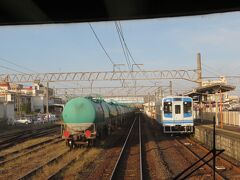 四日市駅構内に入線
四日市は工業地帯だけに日本石油輸送のガソリン専用の貨物列車が待機。