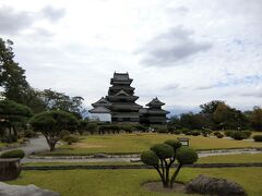 松本城が見えてきた。
1594年（文禄３年）、石川数正と康長親子によって築城された。
