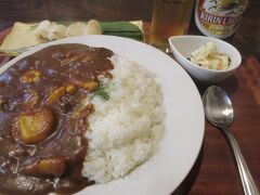 常呂バスターミナルまで帰ってきて、ようやく食べ物にありつけました！
「松寿し」は、その名の通り、寿司屋なのですが、このシーフードカレーも人気だそうです。
腹ペコで喉がカラカラの私は、ビールとカレーとホタテ串をいただきました！
「ビールのお代わりのペースが速い」「飲むんだったら、こっちにきたら」と、カウンターに座っていた常連の漁師さんに声を掛けられ、その後は一緒に飲んで楽しく会話しました。
30年越しの夢が果たせて、最後に楽しい時間を過ごせて、よい旅ができました！
「またおいで」と言われたので、馬鹿正直にまた行きますよ！