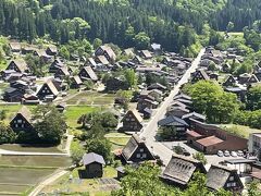 13時白川郷到着。白川郷は1995年に富山県の五箇山と共に世界文化遺産に登録されました。