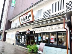 池田屋安兵衛商店
http://www.hangontan.co.jp/

ガラス美術館から歩いてすぐ。ここだけ別世界な建物（笑）
江戸時代に生まれた富山の薬を代表する胃腸薬「反魂丹」、それを今でも製造販売している和漢薬店です。