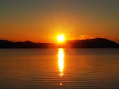 これが30年間、想い続けた「サロマ湖に沈む夕日」。
ようやく想いを果たせました。
天気が悪くなくて、よかった。