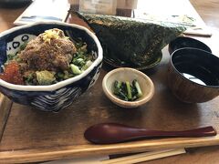 まかない丼
行列ができており並んで20分ぐらい待って入った。
食べログの評価が良かったけど、高かった。
お味はまあまあ。