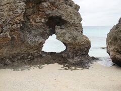 岩の空洞がハート型に見えるハート岩。
池間島を１周して池間大橋に向かう。次は伊良部島＆下地島に向かう。２つの島だが、今は繋がっている。

