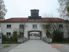 ダッハウ強制収容所。
ナチス・ドイツ時代の強制収容所跡です。

この正門の入口の鉄の門には、
「働けば、自由になれる」というフレーズが書かれています。
