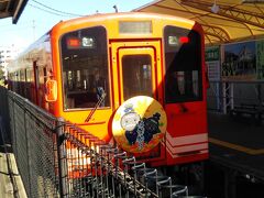 恵那峡、紅葉、朴葉寿司、栗きんとんと、晴天の下で恵那を満喫しました。
これで名古屋方面へ帰ることにします。
恵那駅で名古屋に戻るJR中央線を待っていたとき、明知鉄道の車両が入ってきました。
前回は、これに乗って、NHK朝ドラ「半分青い」の舞台、岩村に行ったんだった。
岩村もよかったな。
名古屋から1時間で、こんな素敵な場所があるなんて！
また季節を変えて訪れたいです。