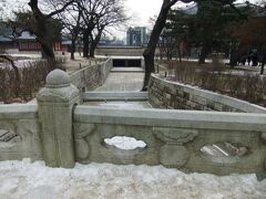1411年に造られた、朝鮮最古の石橋だそうです。