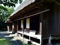 黎明館
屋外展示の樋の間二つ家。
茅葺屋根の昔の民家。