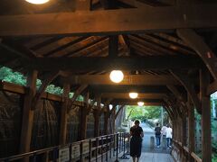 東福寺へと誘う木製の臥雲橋。


