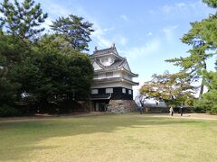 豊橋市美術博物館は吉田城跡にあります。
吉田城には模擬天守が建てられていて展望台にもなっています。
中はミニ博物館になっていました。