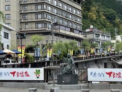 あちらは林羅山の像。日本三名泉の名付け親で、下呂温泉の名を世に広めた人だそうです。