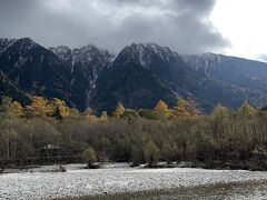 梓川越しの霞沢岳。