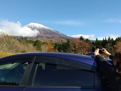 さー行くよ行くよ！富士山スカイライン！
今回登山目的ではなく、あくまでも五合目までなんだけれど、近くで見る富士山ってのはテンション上がる～♪
まだ途中なのに車止めて写真撮影にいそしむワタクシ。
雲がかかってる姿も良いね！