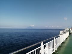 左手には開聞岳。錦江湾に入りました。