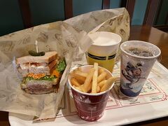 11:00
早めのニューヨークデリで昼ごはん
午前中からビールいただきます！