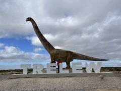 今回も行きがけにトレレウ空港前の世界最大の恐竜のレプリカ像へ。トレレウの文字盤が新設されていました