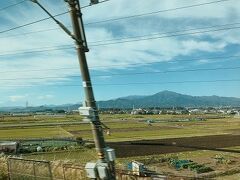 お昼の新幹線ひかりで米原へ。久しく乗っていなかった新幹線。しかもひかり。ということで、ワクワク絶好調。