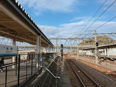 米原駅。北陸線のホームへ。日曜だからか、指定席はかなり混み合っていました。どこか鉛色を予感させる空の色、平かな地平。ああ北陸が迫ってくる！