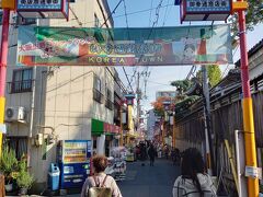 次に向かったのは、生野コリアタウンです。鶴橋駅から１キロ位離れた所にあります。商店街が300メートル位続き、韓国グッツのお店や韓国料理のお店、キムチ販売店など目白押しです。食べ歩きに最適ですが、歩いているだけでも楽しくなります。
