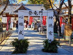 城の敷地内にある真田神社へ。登竜門をくぐります。