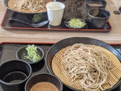 昼食は、近くのお店はほぼラストオーダー終わる頃になってしまったので、近くのアリオでフードコートの信州蕎麦を名物のくるみのつゆで。甘めで美味しかった！蕎麦も普段のその辺のとは違って長野の美味しいお蕎麦でした。フードコート穴場かも。
主人の山賊揚げ丼も食べましたが美味しかったです。