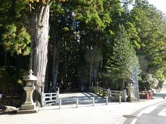 高野山駅からバスに乗り奥の院の入り口である一の橋にやって来ました。