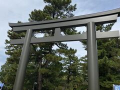 お腹も満たされたし、二の鳥居、勢溜の鳥居（せいだまりのとりい）をくぐり、神域へお邪魔します！