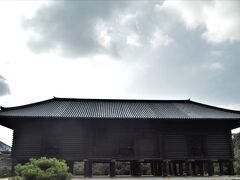 お久しぶりの正倉院まで来ちゃいました。
近鉄奈良からここまで歩くと結構な距離。