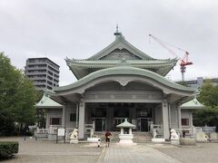 こちらは東京都慰霊堂です。

関東大震災による約58,000人ともいわれる遺骨を納めるための霊堂として、東京の中心部で最も被害の大きかった被服廠跡に、1930年に建設されました。

当初は「震災記念堂」と名付けられていたようで、横網町公園開園と同日に落成式典が行われました。

設計は公開コンペを実施する等、先進的な取り組みがなされましたが、結果的には1等案は採用されず、多くの議論の末に伊東忠太氏が担当する事となり、鉄筋コンクリート構造で、日本旧来の宗教的様式を現す建築とすることを基本とされたようですが、外観は神社仏閣様式であるものの、納骨室のある三重塔は中国、インド風の様式を取り入れ、平面的には教会で見られるバシリカ様式、内部の壁や天井にはアラベスク的紋様も採用される等、多くの宗教的要素を取り入れた折衷的構成となっています。

1999年に、東京都の歴史的建造物に選定されています。
2013年から2016年3月に、耐震補強並びに外壁等の美装化、銅葺き屋根の全面葺き替え等の大型改修が実施されました。