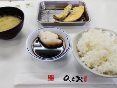 福岡空港に到着してまずは早いランチ。めざすは福岡のB級グルメ。ひらおで天ぷらをいただきます。口開け開店で入れました。