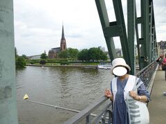 ②Eiserner Stegアイゼルナー橋：
広場に来ると、必ずレストランHaus Wertheimヴェルトハイムの家の前を通り、アイゼルナー橋に行く。

そこでマイン川を眺め、左右の景観を見るのが好きなのだ。クリスマスの時期は実に寒かったが、今日は人ごみで暑いくらいだ。

写真はフランクフルトの旧市街:Eiserner Stegアイゼルナー橋
