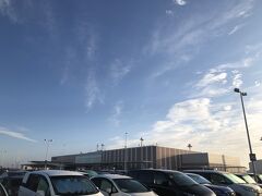 茨城空港に到着です。今日のお天気は青空。駐車場が無料でした。ありがたい。いざ小豆島へ！まずは神戸空港へ向かいます。