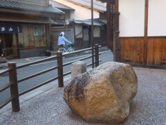 　俵屋吉富 小川店の道向かいに大きな石がゴロリ。百々橋の遺構です。