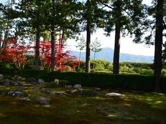 ここは江戸時代初期には後水尾天皇の隠居「幡枝離宮」で、修学院離宮完成後に寺院となったそうです。
庭園は比叡山を借景にした枯山水です。