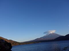 本栖湖へ到着しましたー

まだ、雲がかかってるけど、これもすごく良くないですか？