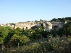 公園内には、ギリシャ劇場、ディオニシオスの耳、天国の石切り場など、ギリシャ・ローマ時代の貴重な遺跡があります。